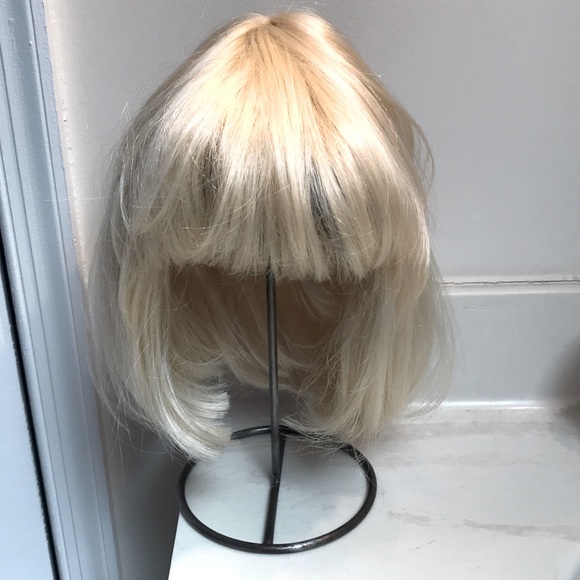 Y2K Platinum blond bob wig. Synthetic material. Great Condition- no stains. - Picture 3 of 8